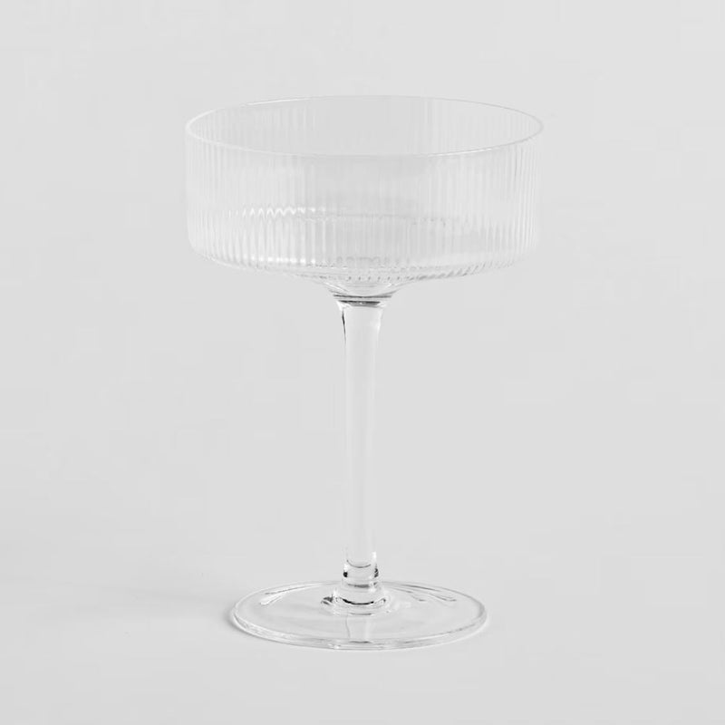 Transparentný pohár na koktejl.