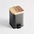 Čierny odpadkový kôš.