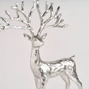 Strieborná vianočná figúrka v podobe krásneho jeleňa.