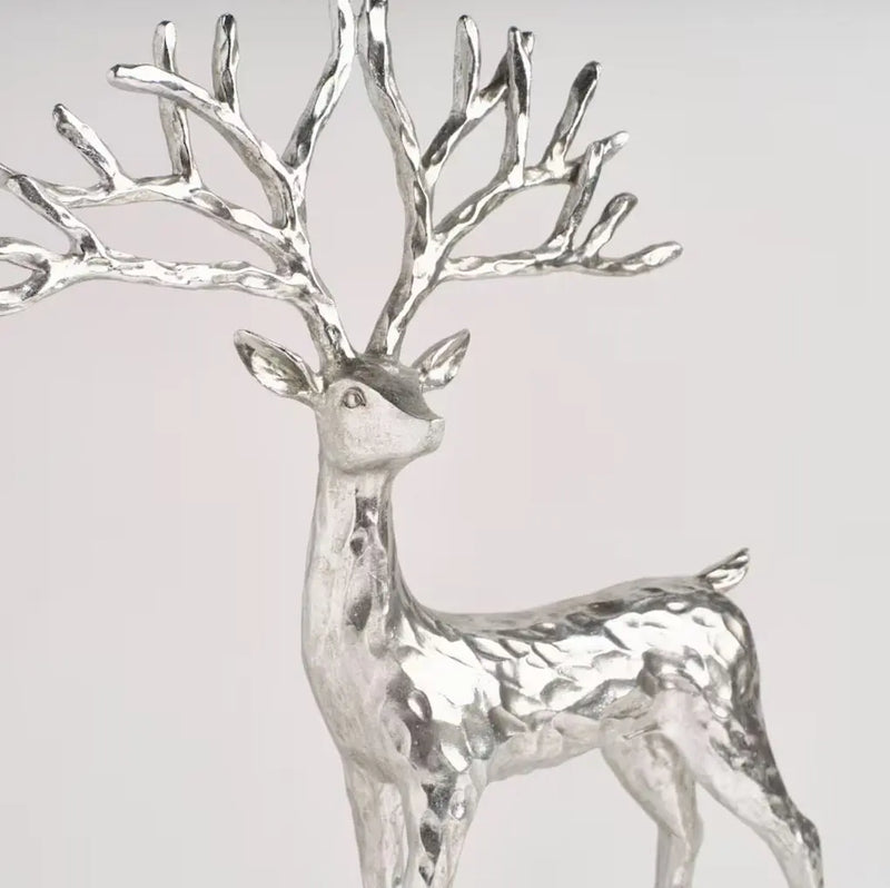 Strieborná vianočná figúrka v podobe krásneho jeleňa.