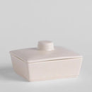 Béžová dóza na maslo z tvrdeného porcelánu. 