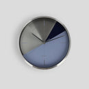 Modré nástenné hodiny.