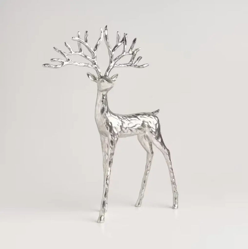 Strieborná vianočná figúrka v podobe krásneho jeleňa.