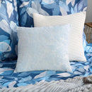 Modrá obliečka na vankúš.