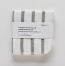 Sada dvoch štvorcových kuchynských utierok v elegantnej bielej farbe so zelenými pruhmi. 