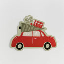 Červené vianočné prestieranie v podobe autíčka s darčekmi. 