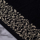 Čierny bavlnený uterák s elegantným vyšívaným okrajom.