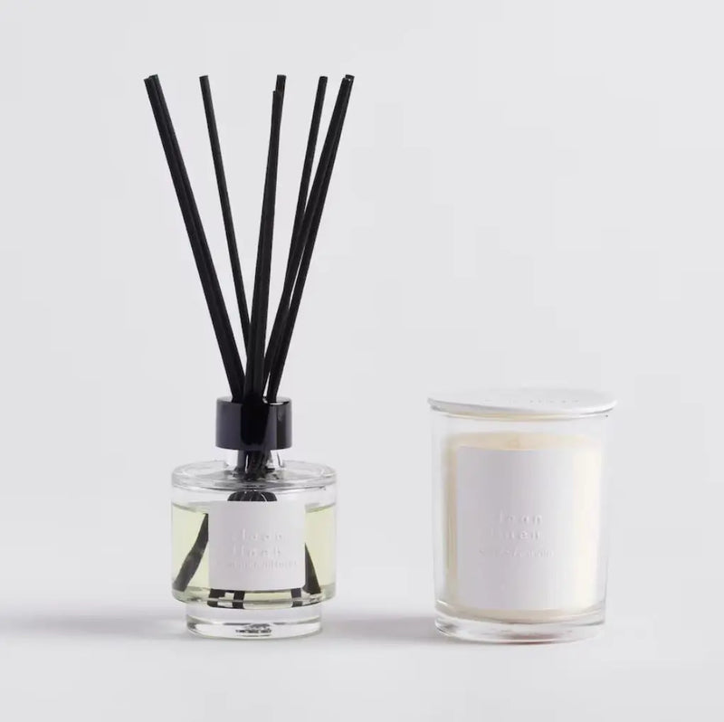 Biela vonná sviečka.