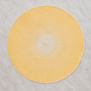 Žlté papierové prestieranie.