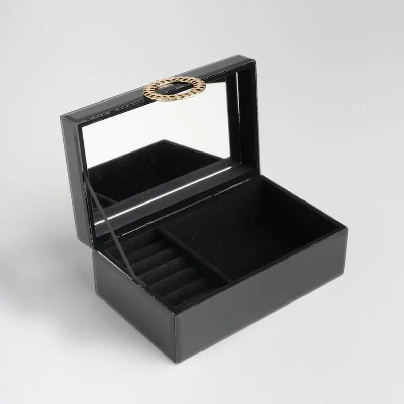 Čierna šperkovnica so zrkadlom.