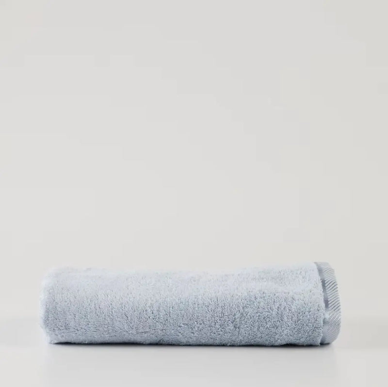 Modrý uterák vyrobený z bavlnených a bambusových tkanín