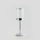 Strieborný svietnik z kovu a skla.