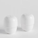 Biela soľnička a korenička.