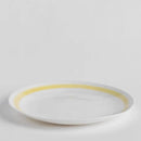 Bielo žltý kameninový plytký tanier. 