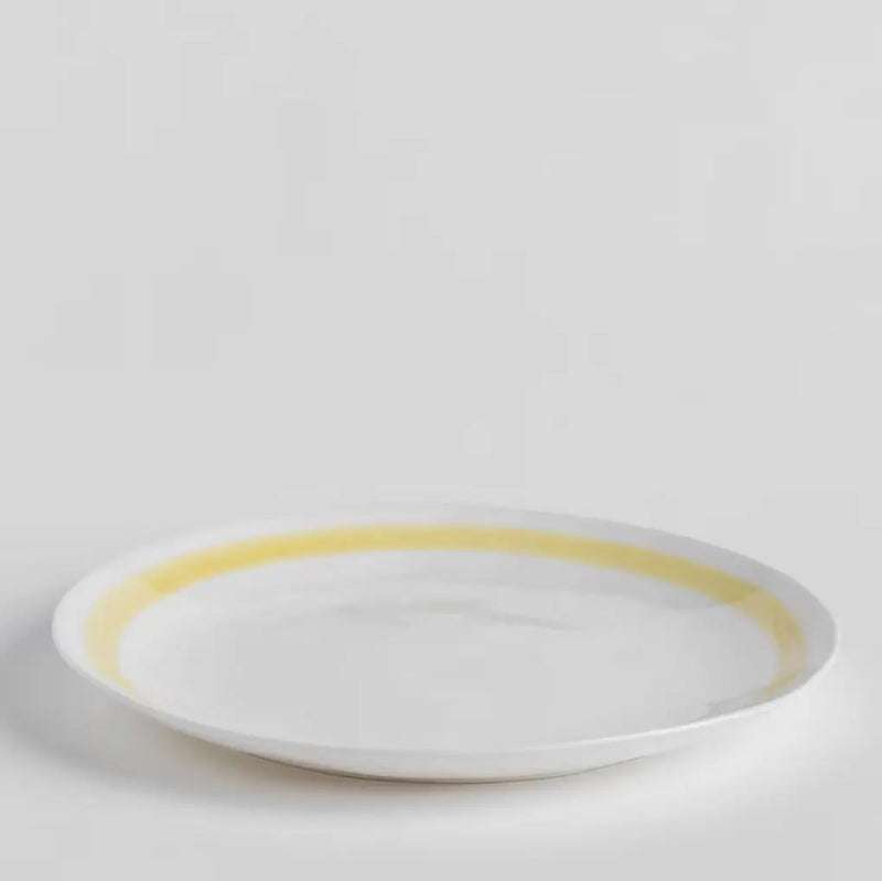 Bielo žltý kameninový plytký tanier. 