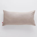 Béžová obliečka na vankúš.