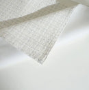 Strieborná štóla vyrobená z polyesteru s nádychom akrylu a viskózy