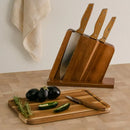 Hnedá sada nožov s doskou na krájanie.