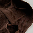 Hnedý bavlnený uterák.