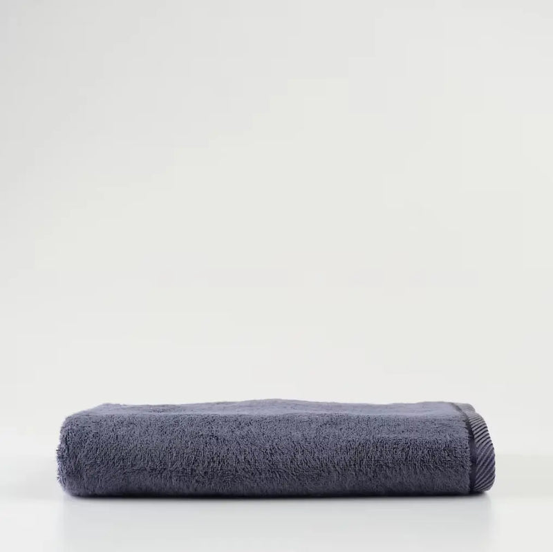 Modrý uterák vyrobený z bavlnených a bambusových tkanín