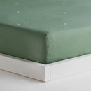 Zelená plachta s gumkou.