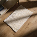 Biela polyesterová predložka.