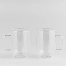 Transparentné sklenené hrnčeky.