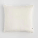 Biela vianočná obliečka na vankúš s autíčkom.