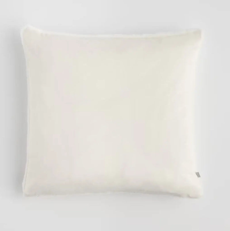 Biela vianočná obliečka na vankúš s autíčkom.