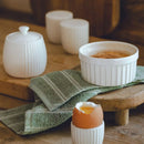 Biela soľnička a korenička.