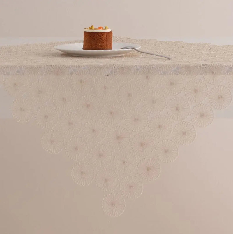 Zlatý polyesterový obrus.