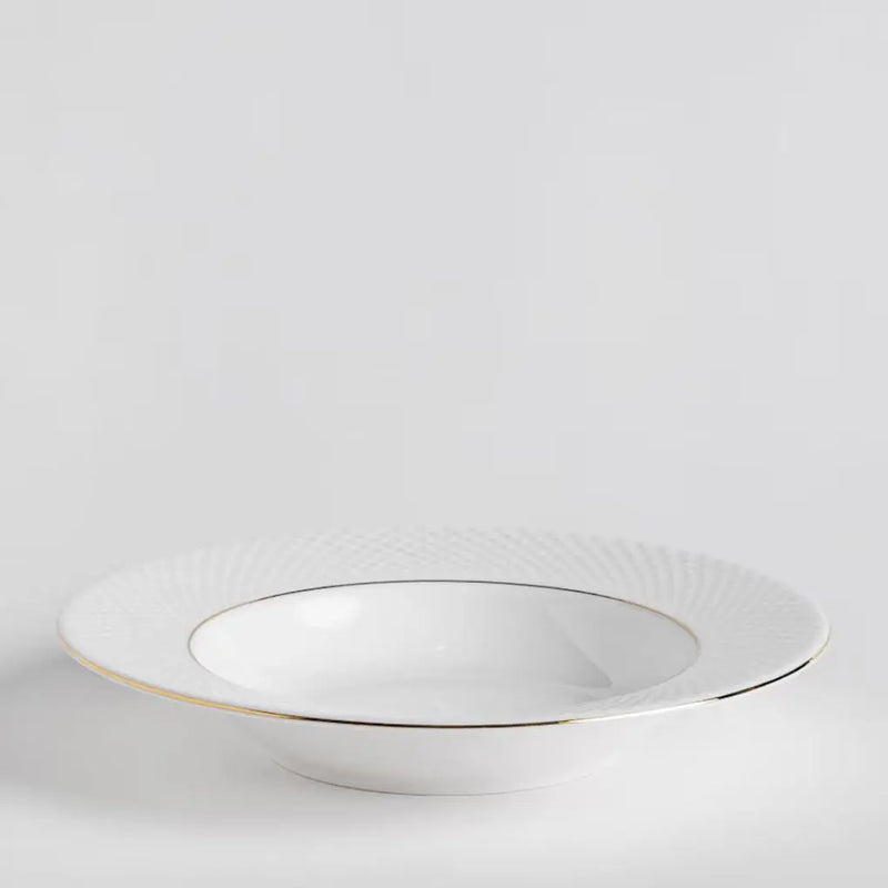 Biely porcelánový dezertný tanier.