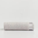 Sivý bavlnený uterák.