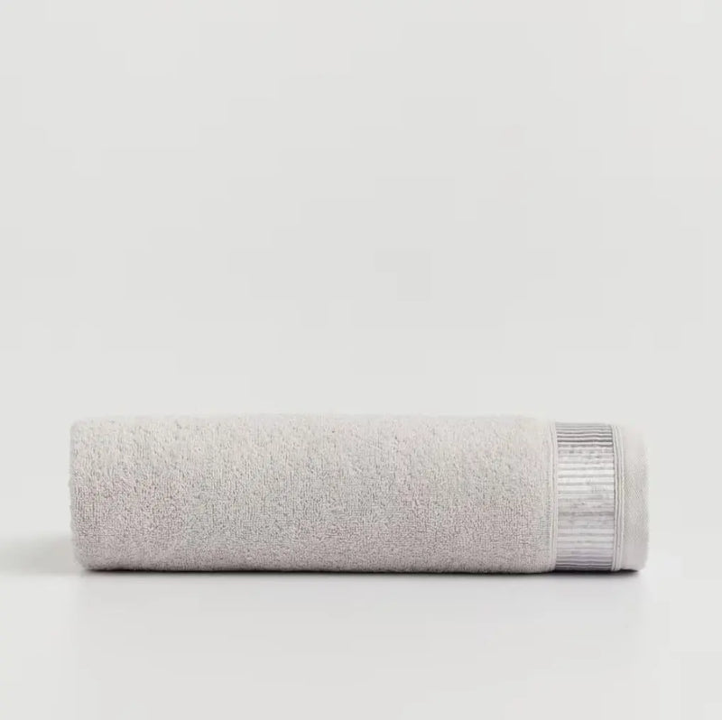 Sivý bavlnený uterák.