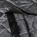 Sivý prehoz na posteľ.