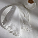 Biely polyesterový obrúsok.