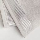 Sivý bavlnený uterák.