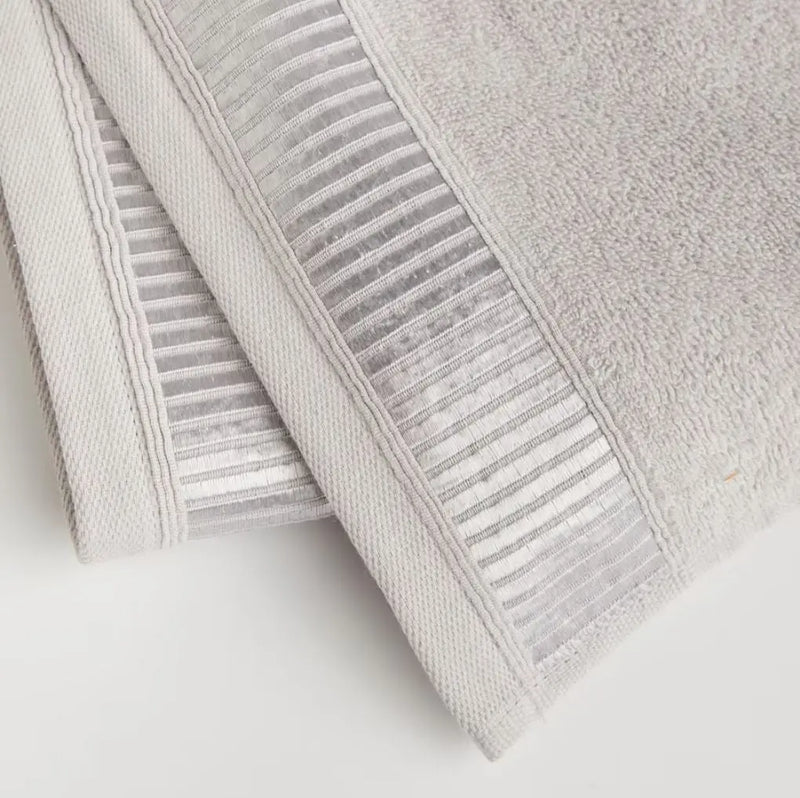 Sivý bavlnený uterák.