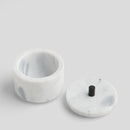 Sivá kúpeľňová mramorová dóza.