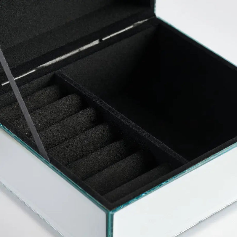 strieborný organizér na šperky s ozdobným zámkom