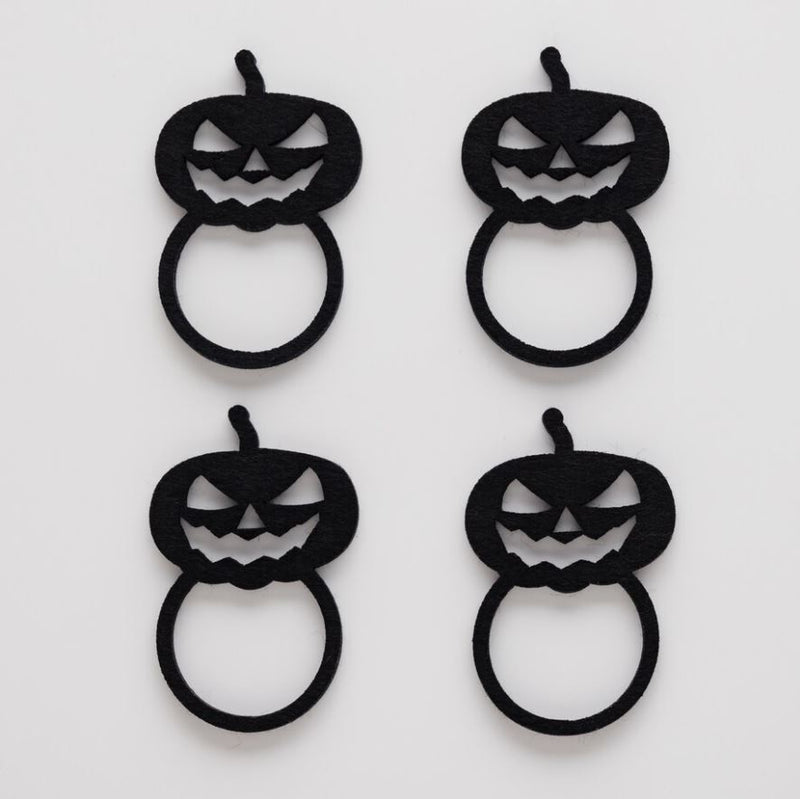 Čierna sada krúžkov na obrúsky s jesenným alebo halloweenskym motívom tekvíc.