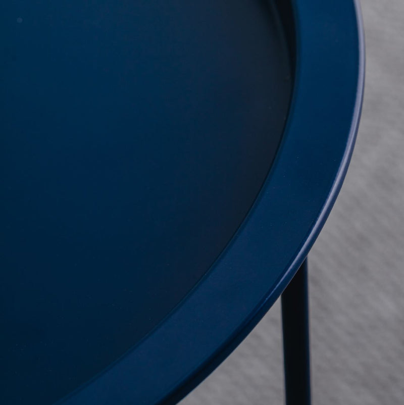 Modrý kovový stolík na vlastnú montáž.