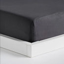 Čierna plachta s gumkou.