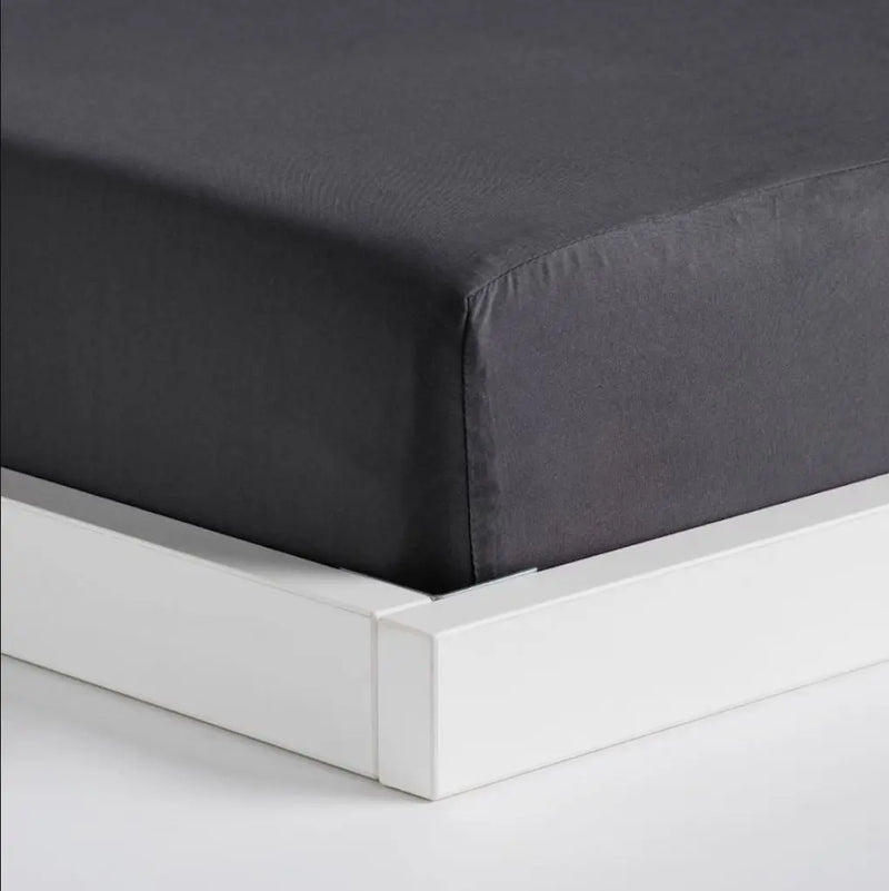 Čierna plachta s gumkou.