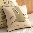 Béžová detská obliečka na vankúš s obrázkom krokodíla.