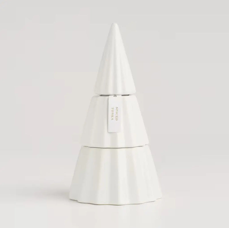 Biele vianočné sviečky v podobe stromčeka.