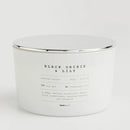 Biela vonná sviečka.