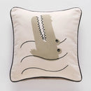 Béžová detská obliečka na vankúš s obrázkom krokodíla.