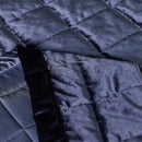 Modrý prehoz na posteľ. 