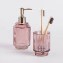 Ružový sklenený dávkovač.